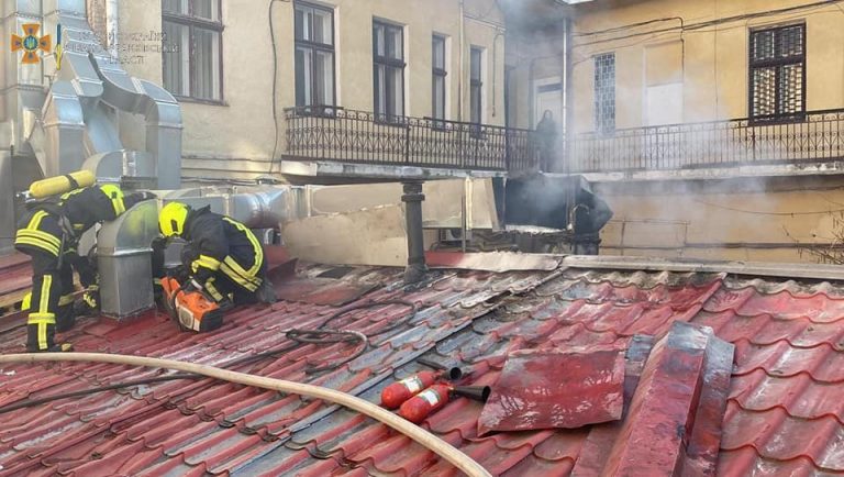 В центрі Івано-Франківська горіло кафе: гасили пожежу 15 рятувальників (ФОТО)