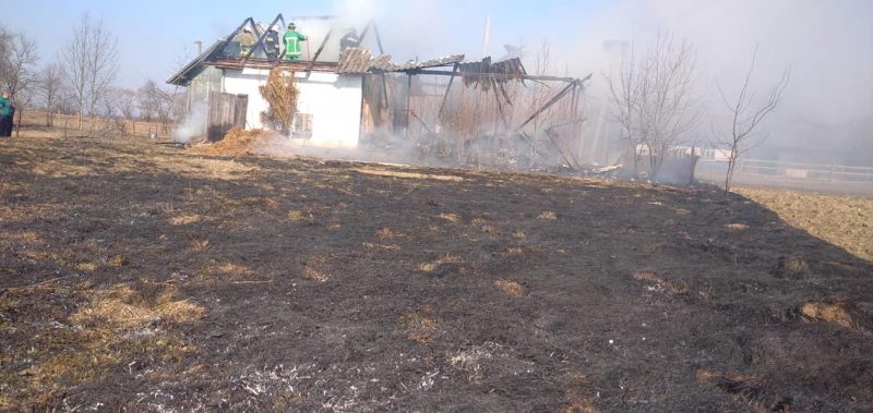 Підпалили траву: в Болехівській громаді згорів господарський комплекс (ФОТО)