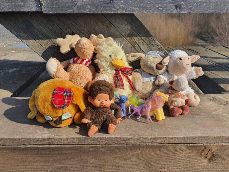 Плюшевий міст: румунські прикордонники залишають іграшки для українських дітей (ФОТО)