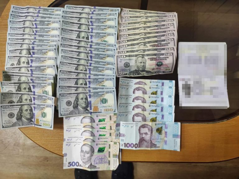 Щоб виїхати з України, двоє чоловіків пропонували прикордонникам тисячі доларів (ФОТО) 4 275915403 295410259364518 7734421505416127534 n