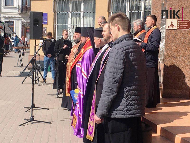 Місяць великої війни: у Франківську молилися за мир та наших захисників (ФОТО, ВІДЕО) 9 275996786 387169839893304 7453003276260649164 n scaled