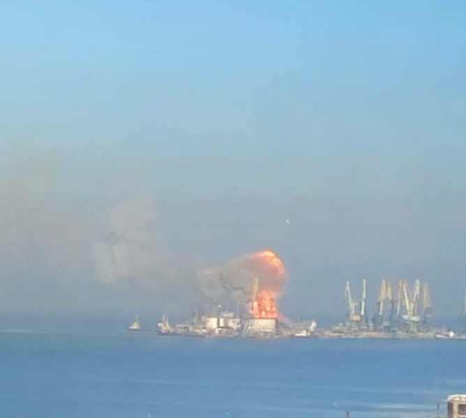 У Бердянську українській бійці знищили ворожий десантний корабель (ФОТО)