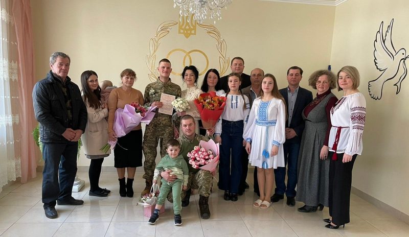 Замість весільного костюму - військова форма: у Городенці народилася нова сім'я (ФОТО)