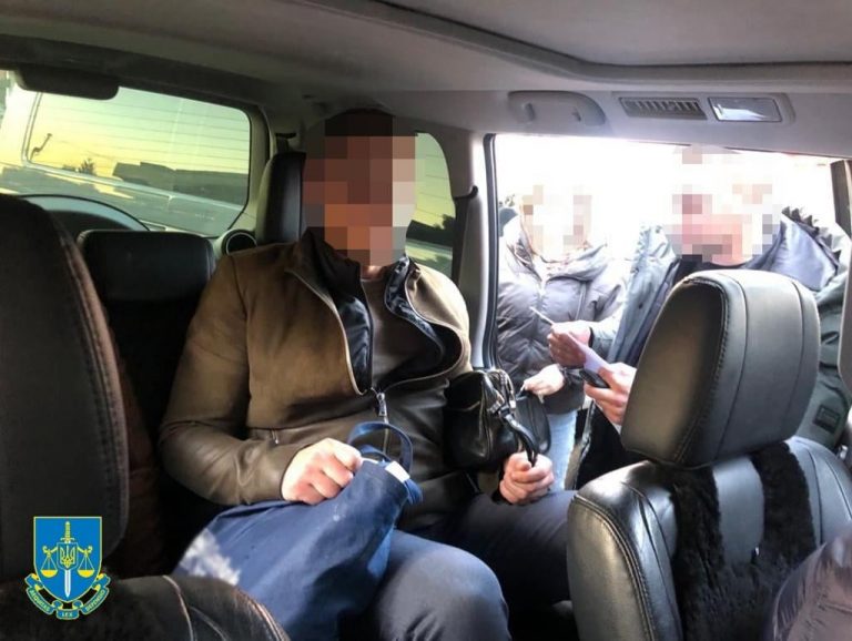 На Львівщині директор лікарні за 15 тисяч доларів хотів безперешкодно виїхати до Польщі (ФОТО) 10 На Львівщині директор лікарні за 15 тисяч доларів хотів безперешкодно виїхати до Польщі (ФОТО)