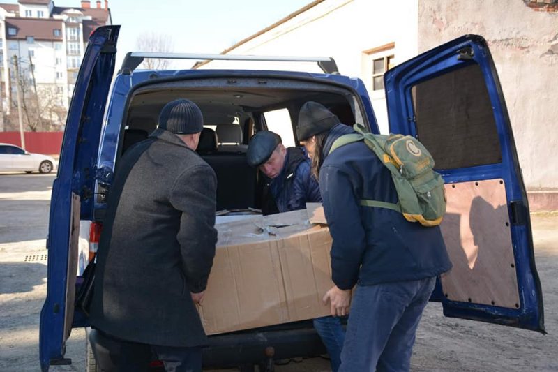 Надвірнянська громада передала допомогу для будинку пристарілих на Чернігівщину (ФОТО)