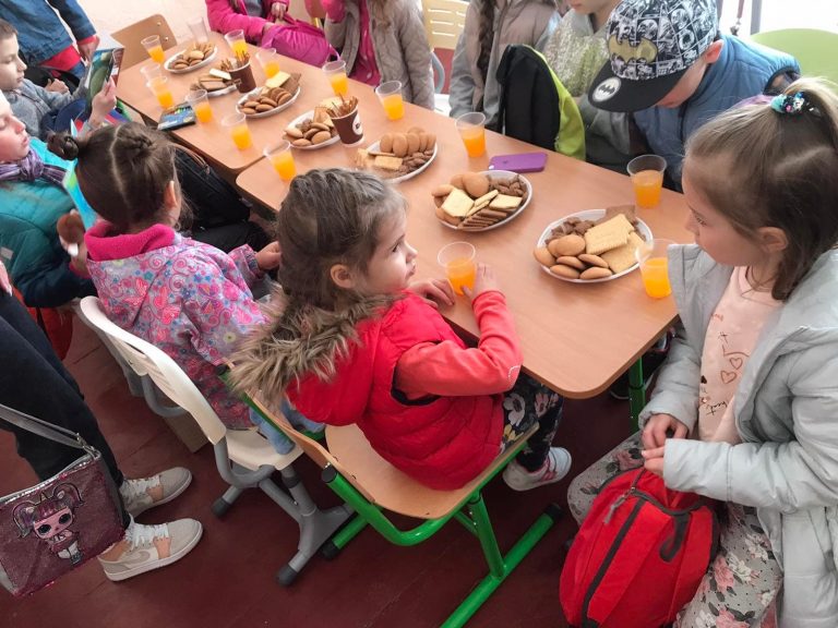 Уроки англійської та подарунки з Польщі: як у Галицькому ліцеї дбають про дітей з гарячих областей (ФОТО) 6 277252484 460543742535622 8206051068546731555 n