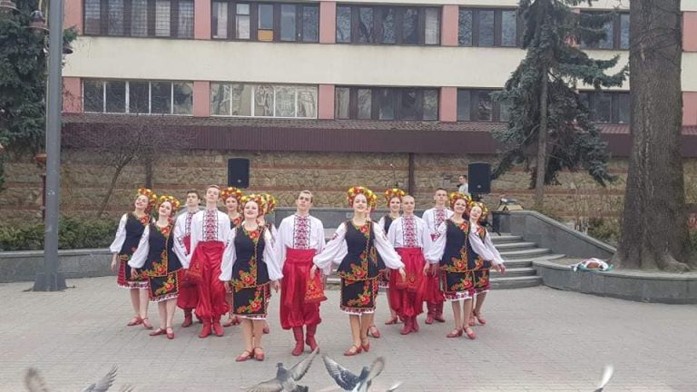 Ми з України: у Франківську провели мистецьку акцію за участі творчих колективів (ФОТО)