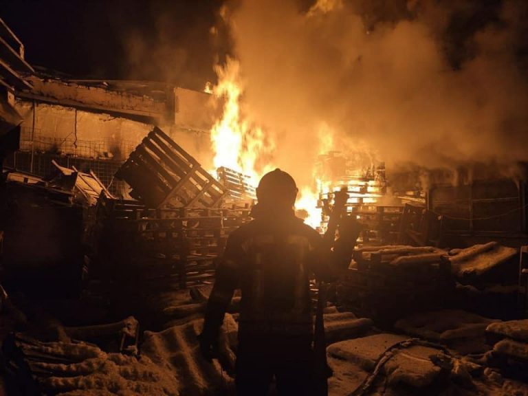Хочуть влаштувати голодомор: на Луганщині орки обстрілюють продовольчі склади 5 Хочуть влаштувати голодомор: на Луганщині орки обстрілюють продовольчі склади