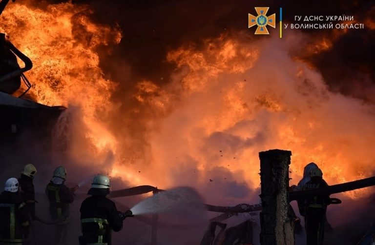 У Луцьку досі ліквідовують пожежу на нафтобазі (ФОТО, ВІДЕО) 7 277476371 342056801295549 6602477895442414597 n