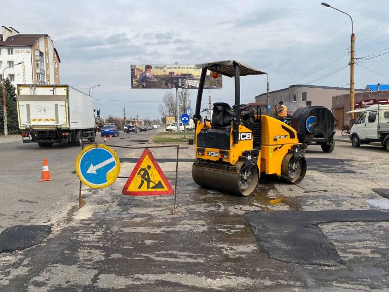 У Франківську розпочали ямковий ремонт доріг (ФОТО, ВІДЕО) 7 277565211 393035609490507 5491629366283970123 n