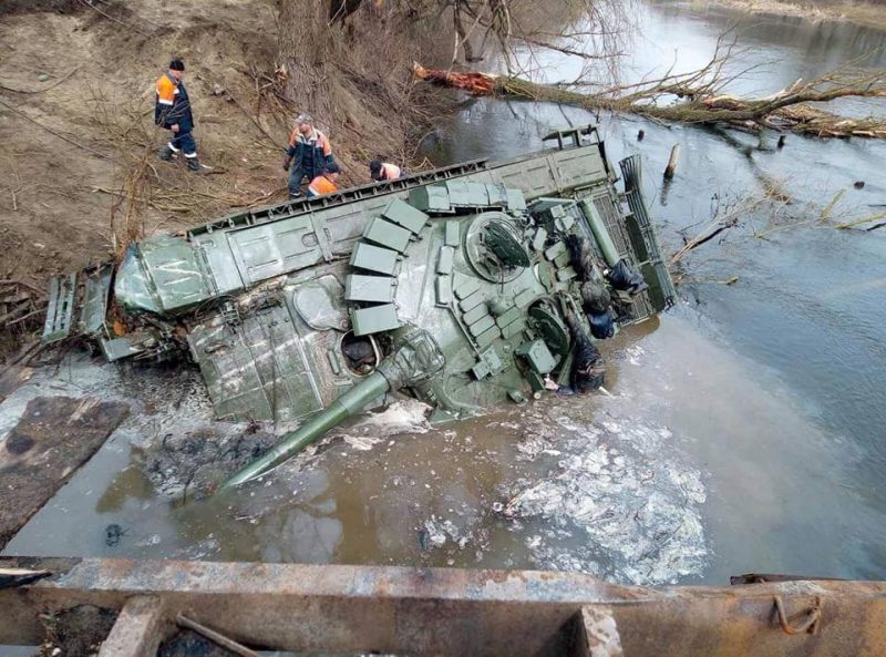 Доїздилися орки: на Сумщині з річки дістали затонулий російський танк (ФОТО)