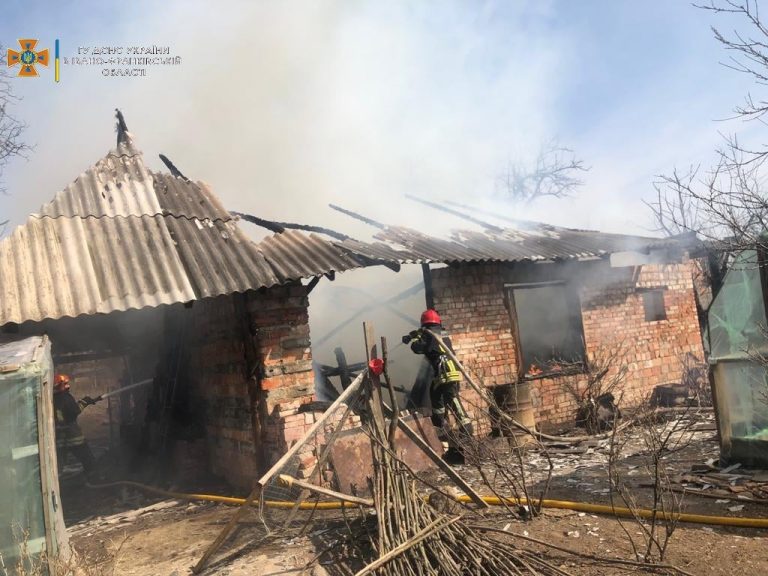 У Коломиї горіла будівля (ФОТО) 5 277590614 287005063588864 29647619572609410 n