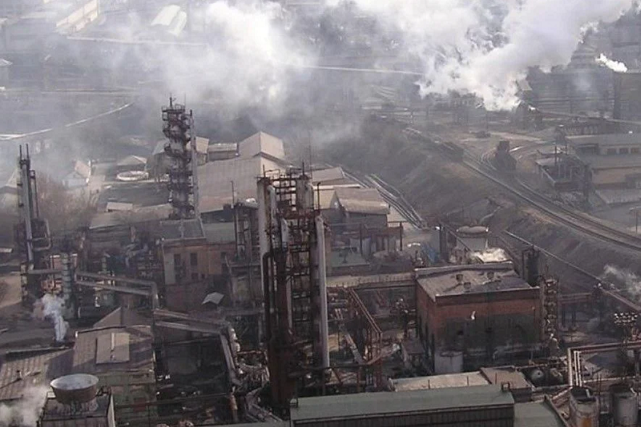 окупанти бомбили потужний завод Азовсталь у Маріуполі