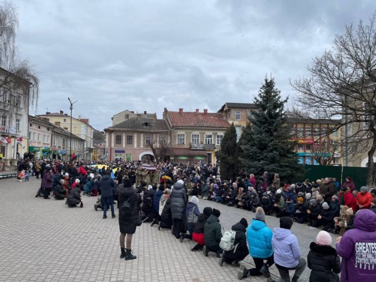 На Тернопільщині сотні людей на колінах попрощалися з Героєм України Віталієм Скакуном (ФОТО) 9 На Тернопільщині сотні людей на колінах попрощалися з Героєм України Віталієм Скакуном (ФОТО)
