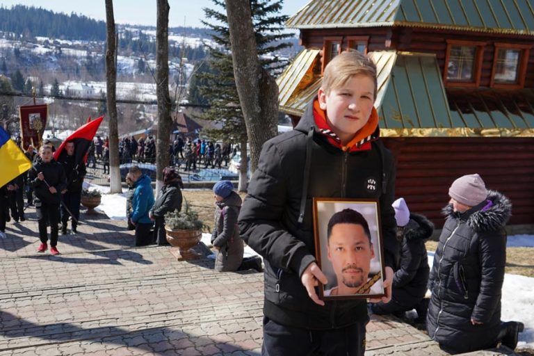 на Прикарпатті провели в останню путь героя війни Пашу Лі