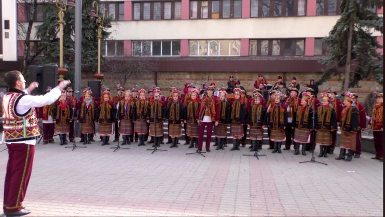 В Івано-Франківську у середмісті співають патріотичні пісні: піднімають дух до перемоги (ВІДЕО) 7 IMG 20220320 182223