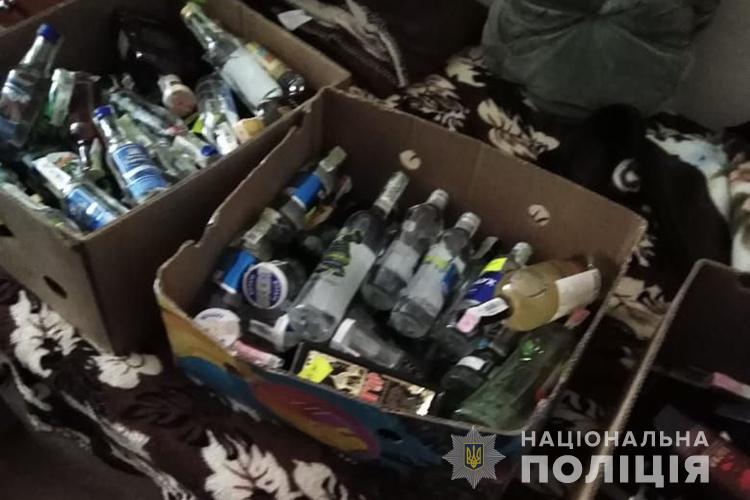 Торгувала попри заборону: на Коломийщині в жінки вилучили 30 літрів спирту