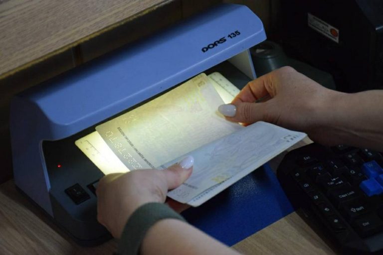 чоловік підробив довідку про смерть дружини, матері двох своїх дітей