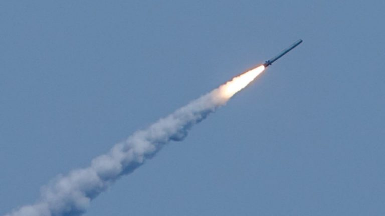 Вечірні повітряні тривоги: ЗСУ збили три ракети, четверта влучила біля Рівного 12 original 5