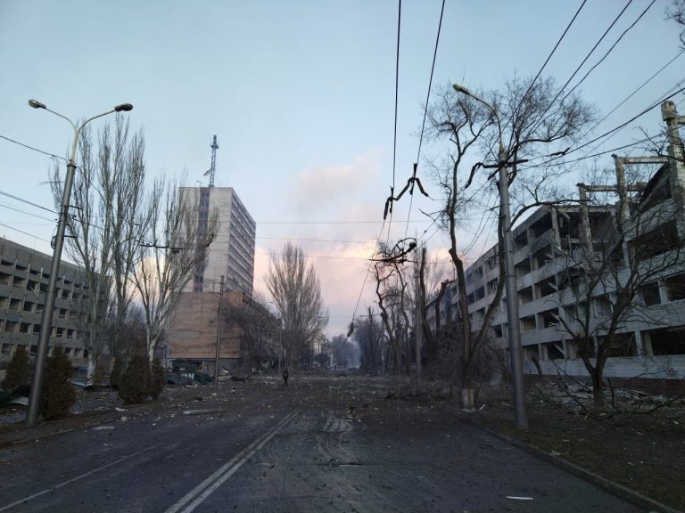 Ворог продовжує обстріли Маріуполя з літаків та терор мирного населення: є жертви (ВІДЕО) 1 photo 2022 03 10 10 53 36