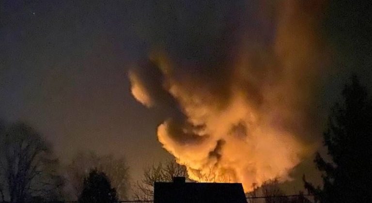 У Луцьку та області пролунали вибухи: окупанти влучили в нафтобазу 10 photo 2022 03 27 22 24 32