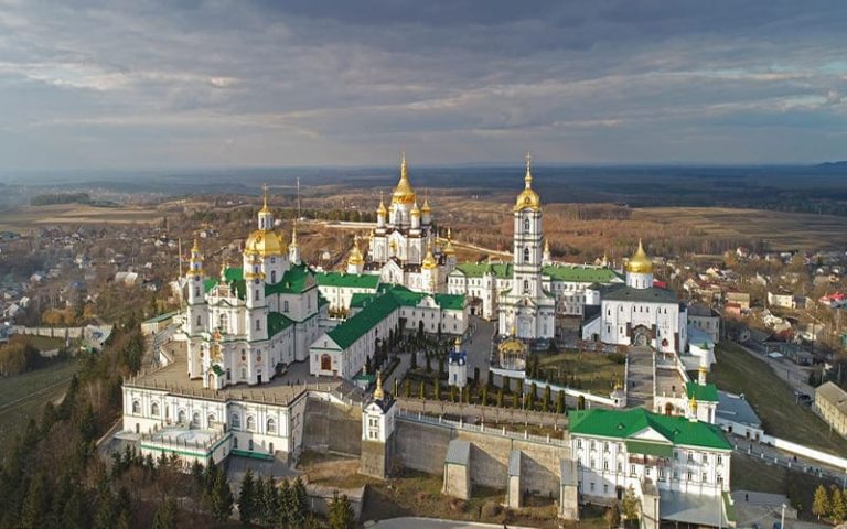 У Почаївській Лаврі збирають підписи за вихід з Московського патріархату (ФОТО) 10 pochaev lavra 800h500