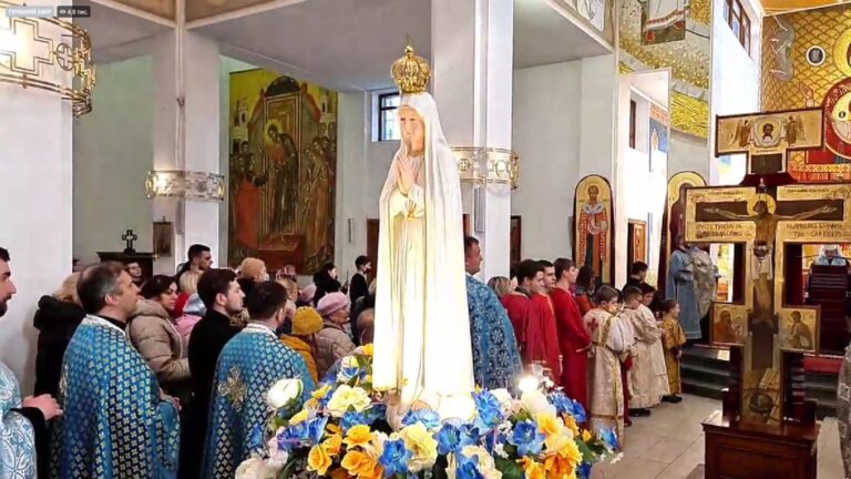 Знак миру: до Львова прибула чудотворна статуя Фатімської Божої Матері (ФОТО)