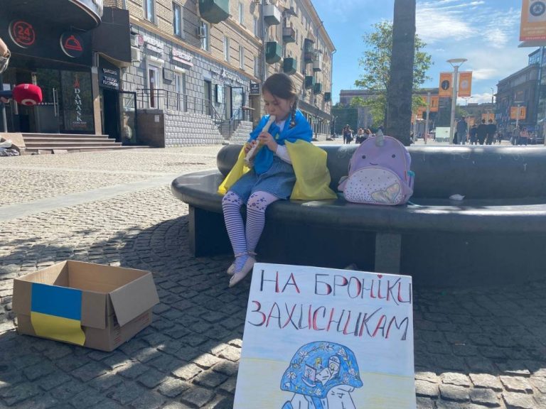 Грає на флейті: 6-річна Соломія з Дніпра збирає гроші на бронежилети для ЗСУ 12 Грає на флейті: 6-річна Соломія з Дніпра збирає гроші на бронежилети для ЗСУ