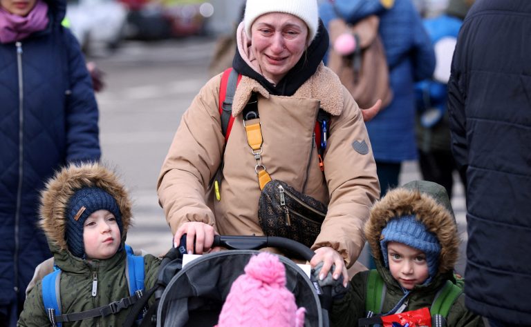Дуда підписав зміни до закону про українських біженців: основні зміни 12 2022 02 28T175224Z 952351114 RC2YSS9X0LOE RTRMADP 3 UKRAINE CRISIS ROMANIA BORDER scaled 1