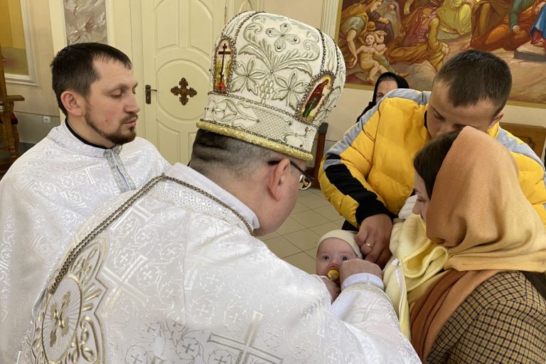 У Зарваниці охрестили хлопчика з Маріуполя (ФОТО) 5 У Зарваниці охрестили хлопчика з Маріуполя (ФОТО)