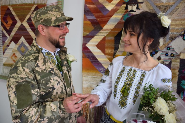 І одружилися кияни у Верховині 1 квітня - не на жарт (ФОТО) 1 277571072 5551455818215275 8658163394284585893 n 1