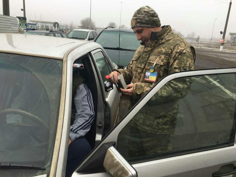 Прикинулися "далекобійниками": на Буковині затримали водіїв з "гарантіями" 11 Прикинулися "далекобійниками: на Буковині прикордонники затримали водіїв з "гарантіями"