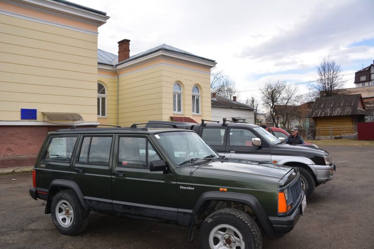Підприємець з Надвірної купив для армії два автомобілі: поїхали на передову (ФОТО) 1 Підприємець з Надвірної купив для армії два автомобілі: поїхали на передову