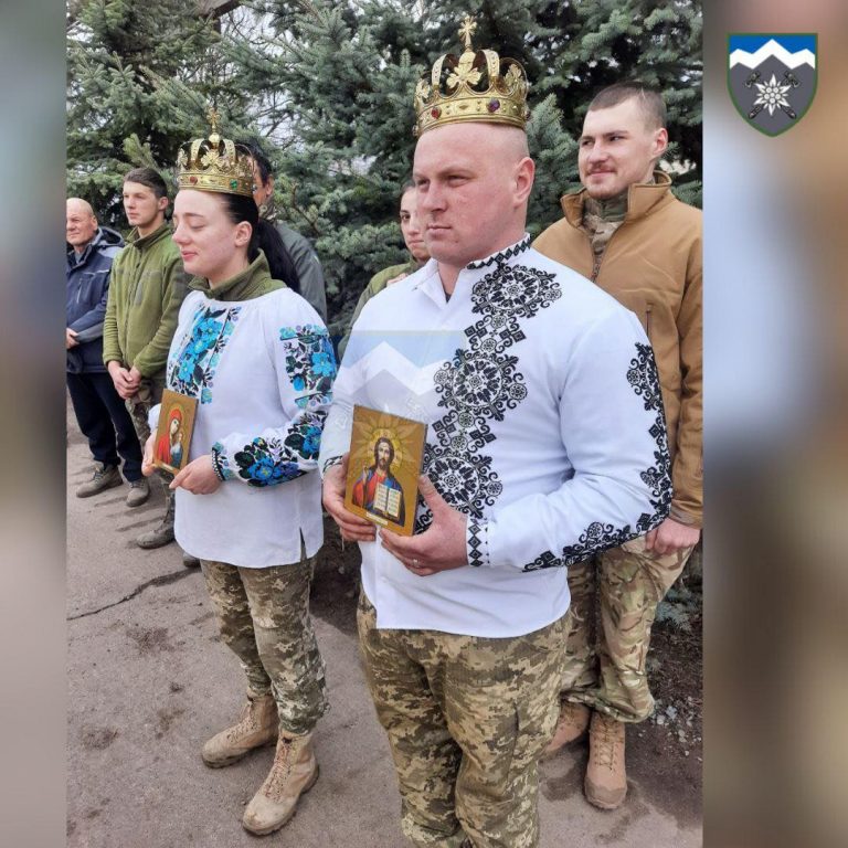 Війна не завада коханню: на передовій взяли шлюб молодята коломийської "десятки" 7 Війна не завада коханню: на передовій взяли шлюб молодята коломийської "десятки"