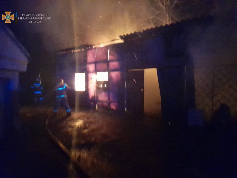 У Надвірній ввечері сталася пожежа на території гаражного корпоративу: які наслідки (ФОТО)