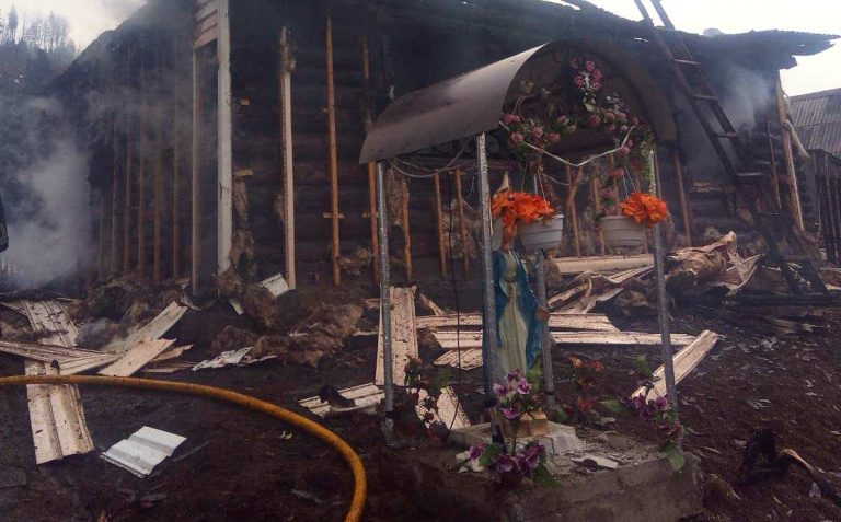 На Прикарпатті у свято Благовіщення на місці пожежі вціліла капличка (ФОТОФАКТ) 8 277815778 292624513026919 2809458491828766823 n 2