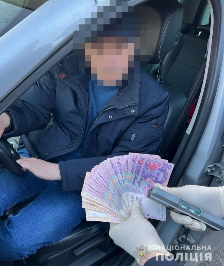 24 тисячі за відпуск щебеню без документів: поліція викрила посадовця Львівської митниці (ФОТО)