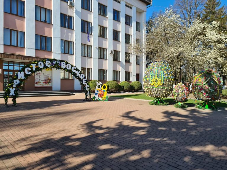 У Снятині на площі Незалежності встановили декоративні писанки (ФОТО) 1 У Снятині на площі Незалежності встановили декоративні писанки (ФОТО)