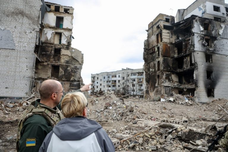 Денис Шмигаль показав прем'єр-міністерці Литви звільнену Бородянку (ФОТО) 7 Денис Шмигаль показав прем'єр-міністерці Литви українську Бородянку (ФОТО)