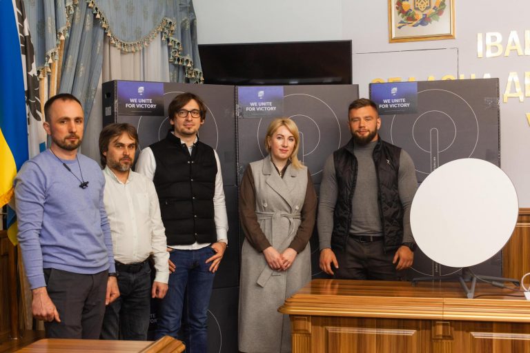 Львівський ІТ Кластер передав Івано-Франківщині 10 супутників Starlink (ФОТО) 4 278330006 172255841811309 3046680508633626207 n