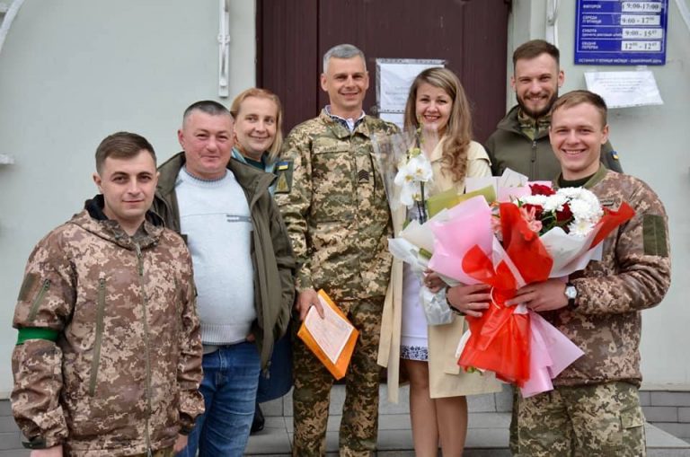 У Франківську військовослужбовець побрався із коханою під звуки сирени (ФОТО) 5 278368756 391929649603190 2399803346717943783 n