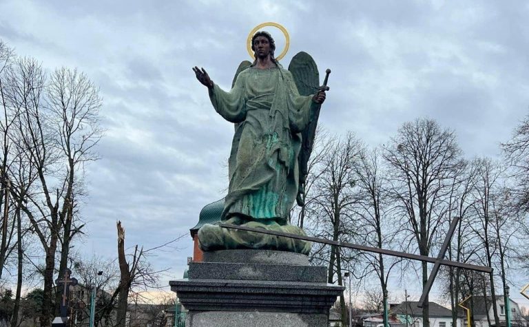 У зруйнованій рашистами Бородянці дивом уцілів пам'ятник Архангелу Михаїлу (ФОТО) 12 278391652 355230749976314 5738257710522250676 n