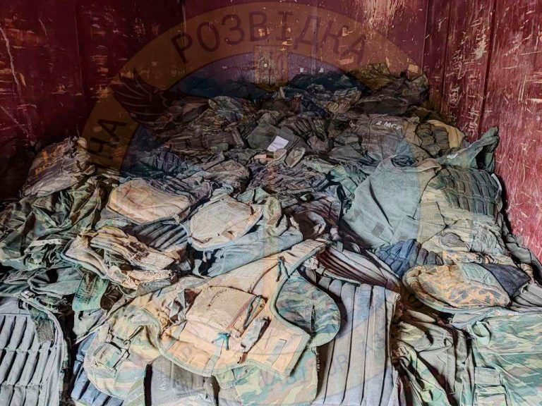 Російських солдатів забезпечують списаними бронежилетами - РОЗВІДКА (ФОТО) 7 Російських солдатів забезпечують списаними бронежилетами - РОЗВІДКА (ФОТО)