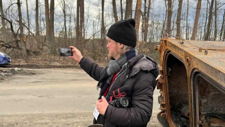 Сценарист серіалу "Картковий будинок" зніме фільм про звірства у Бучі (ФОТО) 6 Сценарист серіалу "Картковий будинок" зніме фільм про звірства у Бучі (ФОТО)