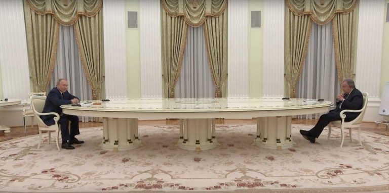 Генсек ООН під час зустрічі з Путіним відсунувся від нього (ФОТО)