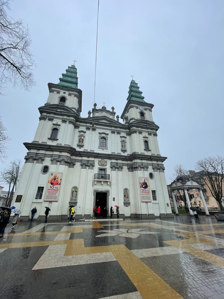У Тернополі вночі машина розтрощила плащаницю і престіл в Архикатедральному Соборі 1 У Тернополі вночі машина розтрощила плащаницю і престіл в Архикатедральному Соборі