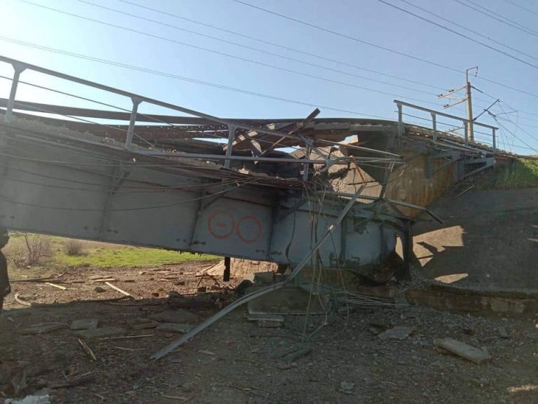Під Мелітополем підірвали міст, через який росіяни постачали зброю і пальне з Криму 10 Під Мелітополем підірвали міст, яким рашисти постачали зброю і пальне з Криму