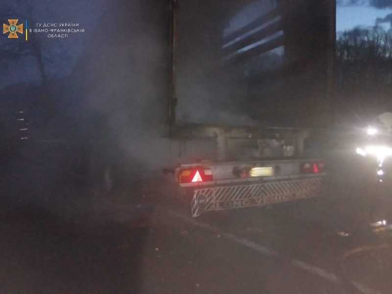 Пожежа на Коломийщині: на світанку загорілася вантажівка (ФОТО)