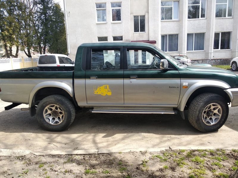Тлумацька громада передала для української армії «Mitsubishi» (ФОТО)