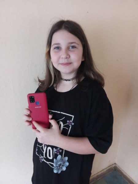 Українські воїни віддали телефон дівчинці, який в неї відібрали окупанти (ФОТО)